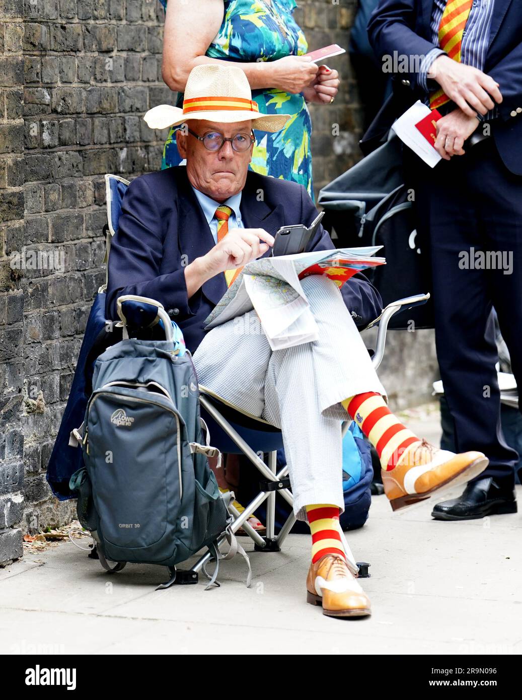 Un membro MCC fa la fila prima del primo giorno del secondo test match di Ashes a Lord's, Londra. Data foto: Mercoledì 28 giugno 2023. Foto Stock