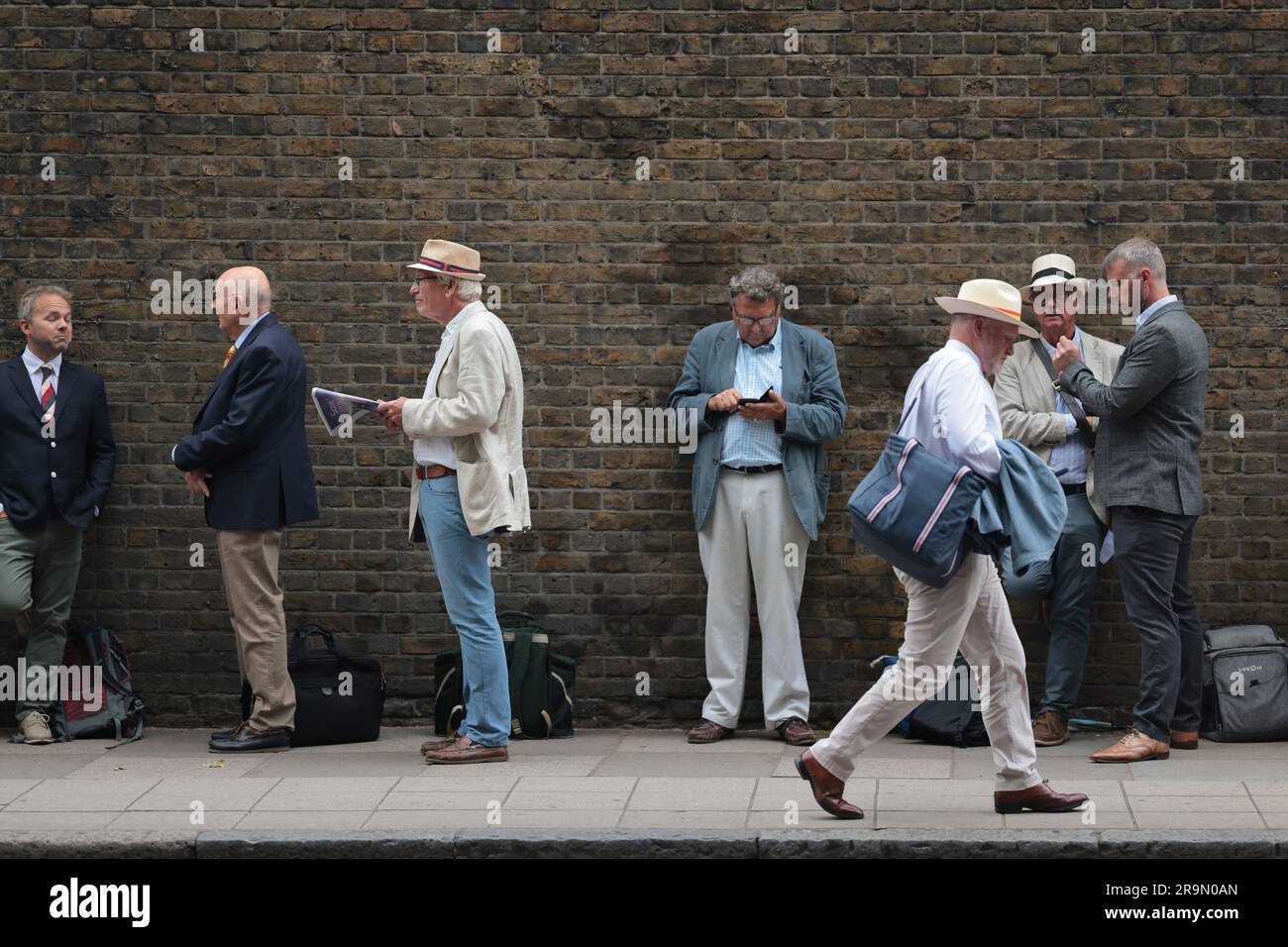 Londra, Regno Unito. 28 giugno 2023. I membri dell'MCC e dei tifosi di cricket fanno la coda fuori dal Lords Cricket Ground prima del primo giorno del secondo test di Ashes tra Inghilterra e Australia, il 28 giugno 2023. L'Inghilterra è attualmente uno dei primi nella serie. Crediti fotografici: Ben Cawthra/Sipa USA credito: SIPA USA/Alamy Live News Foto Stock