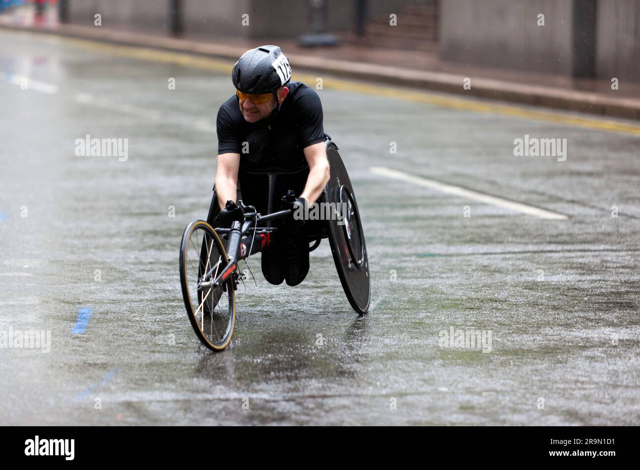 John McCarthy (IRL) passando per Cabot Square, finendo 28° nella Men's Wheelchair Race, in un tempo di 02:52:38, nella Maratona di Londra del 2023 Foto Stock