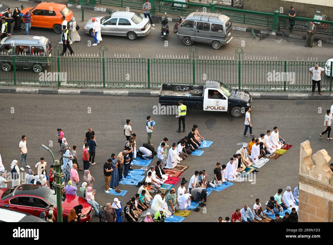 Cairo, Egitto. 28 giugno 2023. I musulmani eseguono preghiere Eid al-Adha alla Moschea di al-Azhar. EID al-Adha è la festa più sacra dell'Islam, durante la quale i musulmani macellano bovini e pecore per commemorare la volontà del profeta Ibrahim (Abramo) di sacrificare suo figlio Ishmael. Crediti: Sayed Hassan/dpa/Alamy Live News Foto Stock