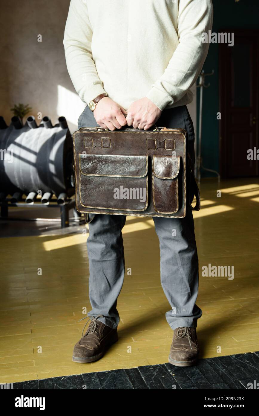 Foto di un uomo con una borsa portadocumenti marrone in pelle dal look  antico e retrò. foto per interni Foto stock - Alamy