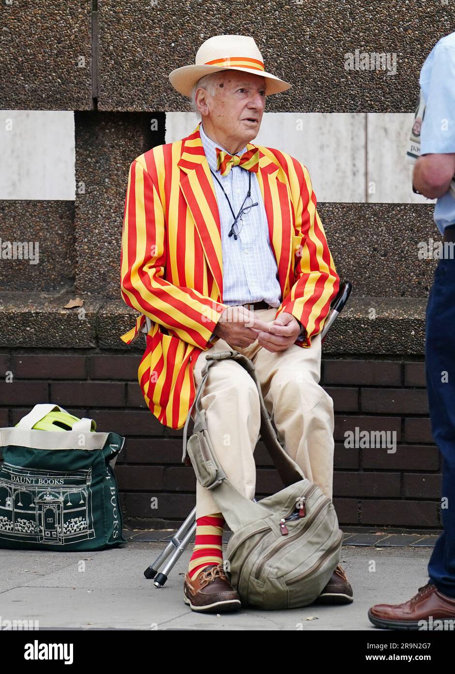 Un membro MCC fa la fila prima del primo giorno del secondo test match di Ashes a Lord's, Londra. Data foto: Mercoledì 28 giugno 2023. Foto Stock