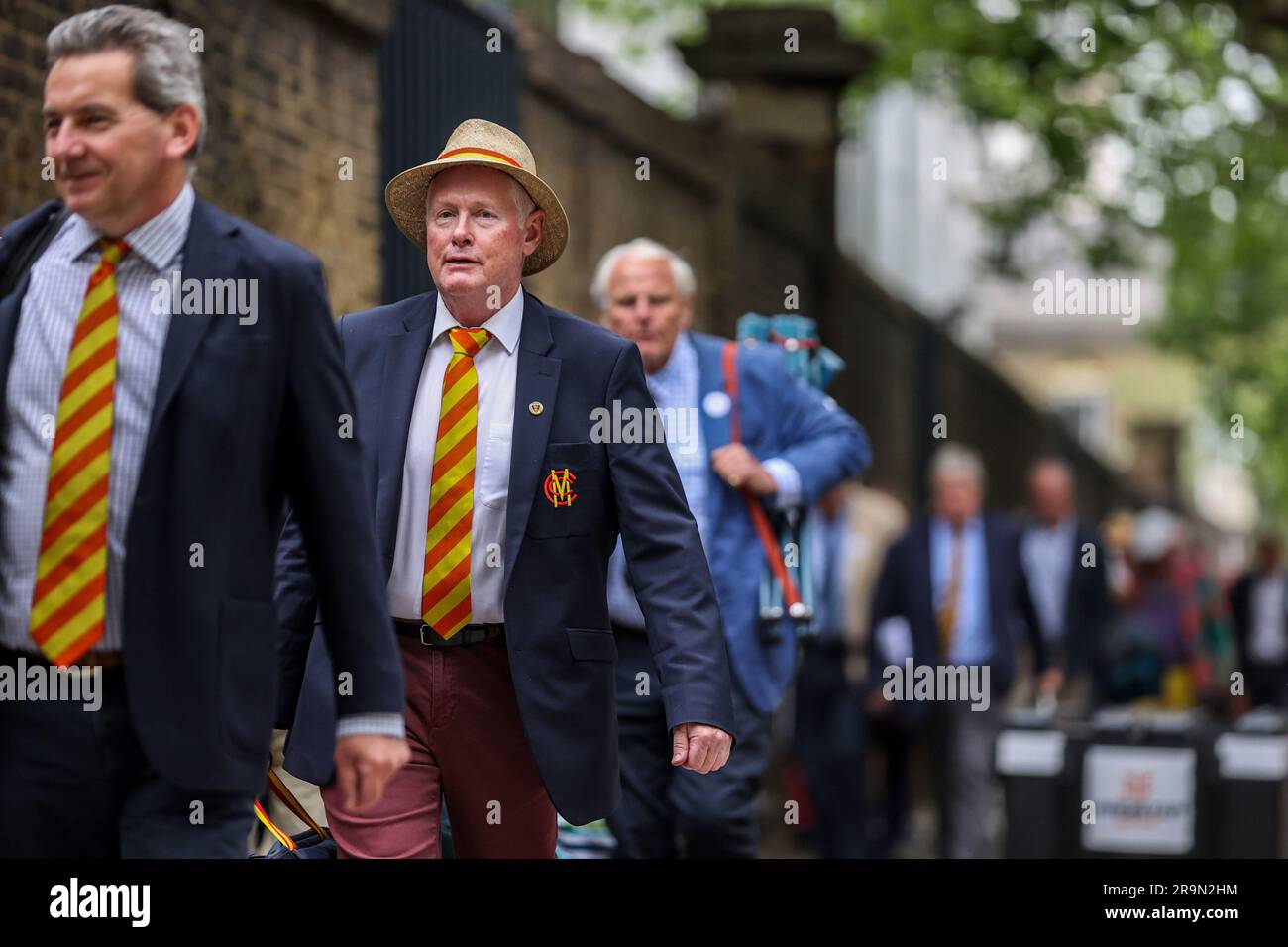 Londra, Inghilterra. 28 giugno 2023. Membri della fila MCC davanti al secondo test di Ashes a Londra. Il credito fotografico dovrebbe leggere: Ben Whitley/Alamy Live News. Foto Stock