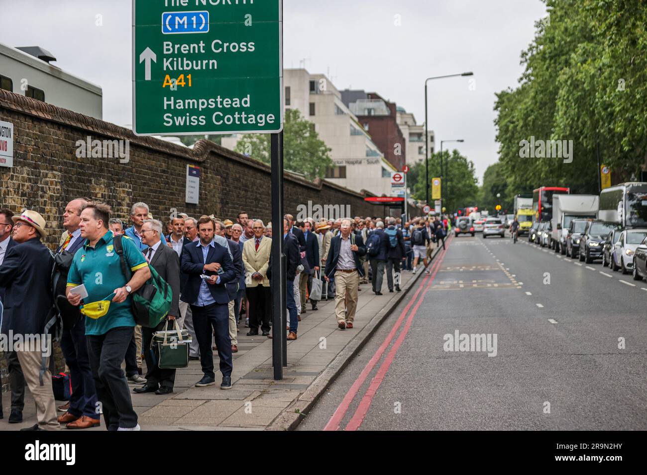Londra, Inghilterra. 28 giugno 2023. Membri della fila MCC davanti al secondo test di Ashes a Londra. Il credito fotografico dovrebbe leggere: Ben Whitley/Alamy Live News. Foto Stock