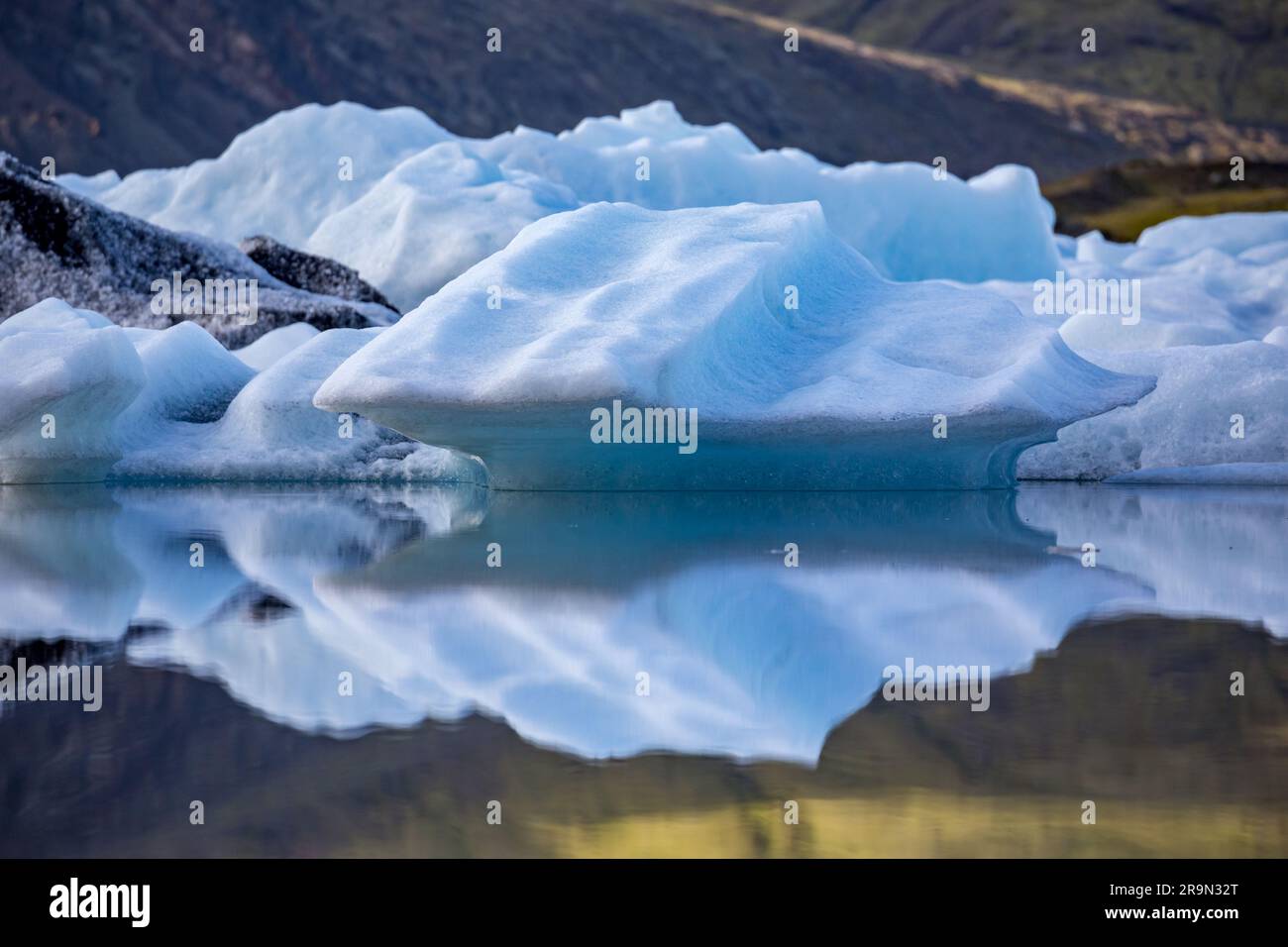 Riflessioni, Jokulsarlon, laguna fluviale glaciale islandese, grande lago glaciale nella parte meridionale del Parco Nazionale Vatnajokull, Islanda Foto Stock