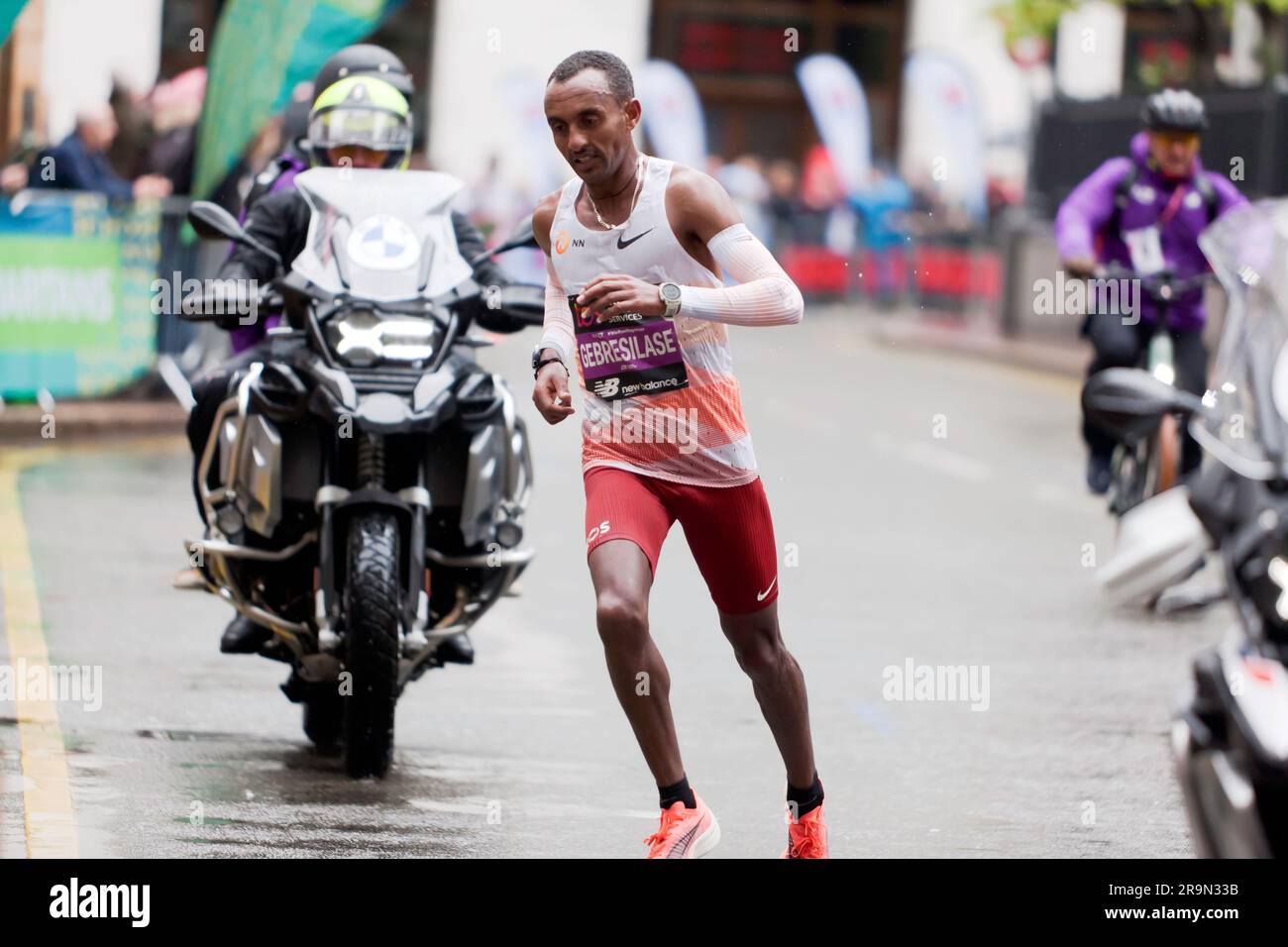 Leul Gebresilase (ETH), passando per Cabot Square, finirà quarto, in un tempo di 02:05:45, nella maratona maschile Elite 2023 di Londra Foto Stock