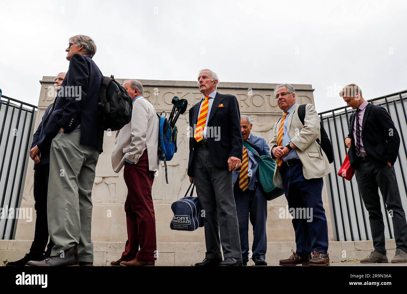 Londra, Inghilterra. 28 giugno 2023. Membri della fila MCC davanti al secondo test di Ashes a Londra. Il credito fotografico dovrebbe leggere: Ben Whitley/Alamy Live News. Foto Stock