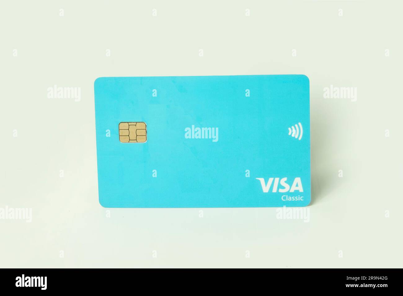 Carta di credito blu isolata su sfondo bianco. messa a fuoco morbida Foto Stock
