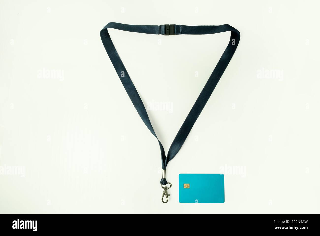 Cordino nero con carta di credito su sfondo bianco Foto Stock