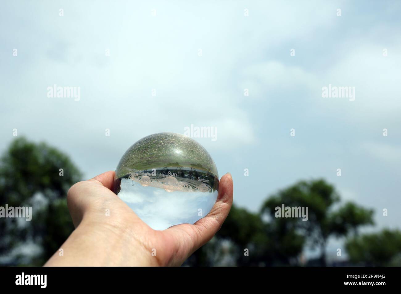 Fotografia naturalistica della sfera di cristallo con sistema solare in IT, spazio, ambiente futuro e concetto ESG Foto Stock