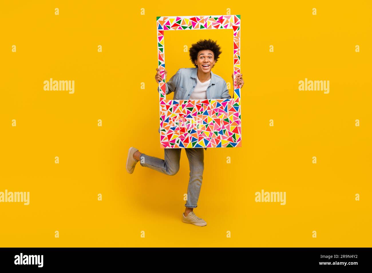 Ritratto a grandezza naturale di una felicissima cartolina di carta da album positiva isolata su sfondo giallo Foto Stock