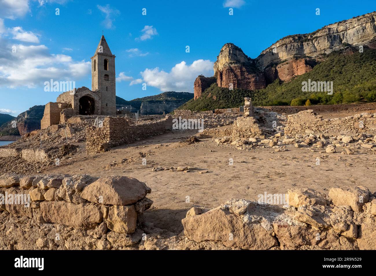 Serbatoio Sau e chiesa di Sant Romà de Sau durante una siccità, Osona, Barcellona, Spagna Foto Stock