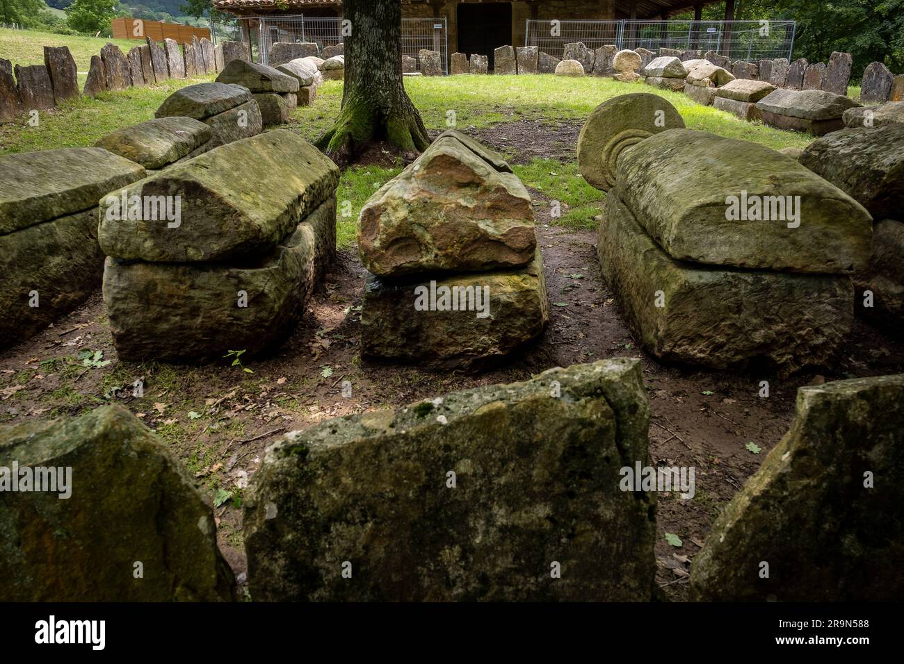 Necrópolis de San Adrián de Argiñeta, Ermita de San Adrián, Elorrio, Vizcaya, País Vasco, España Foto Stock