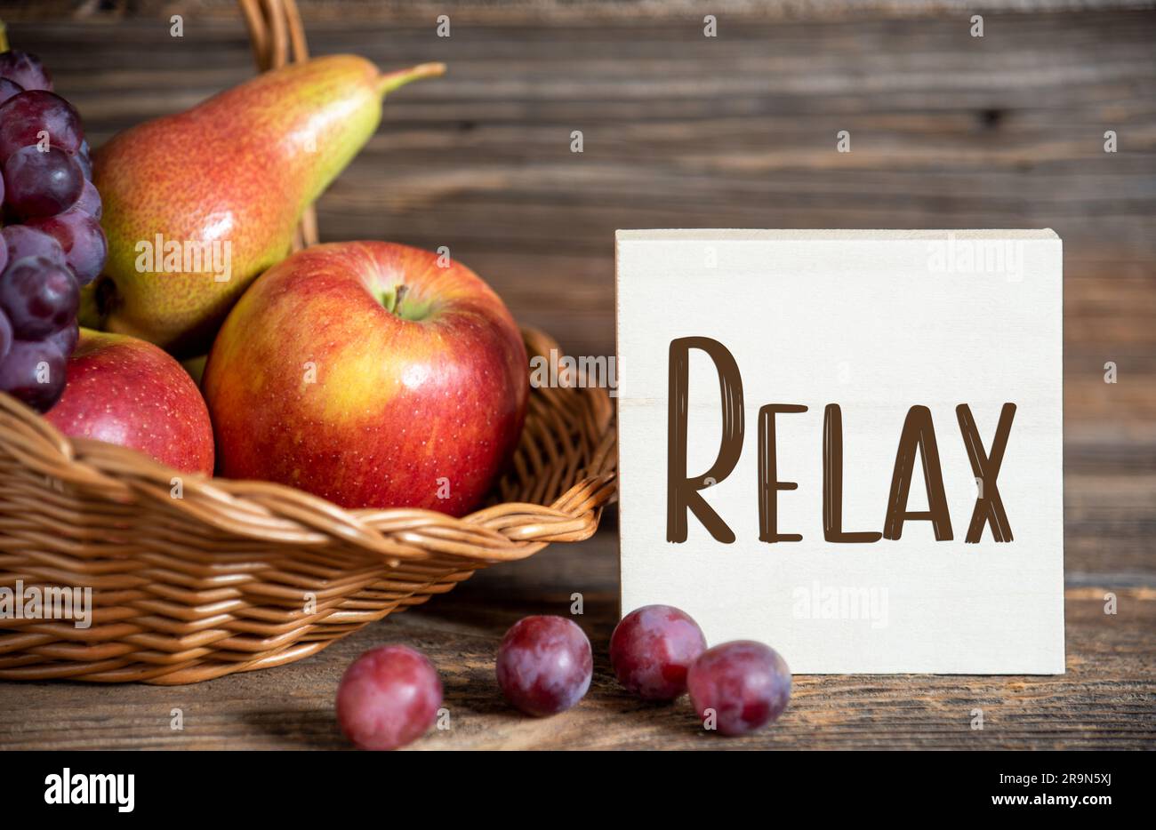 Decorazioni autunnali con pere, mele e uva, sfondo del giorno del Ringraziamento, stagione autunnale e relax testuale Foto Stock
