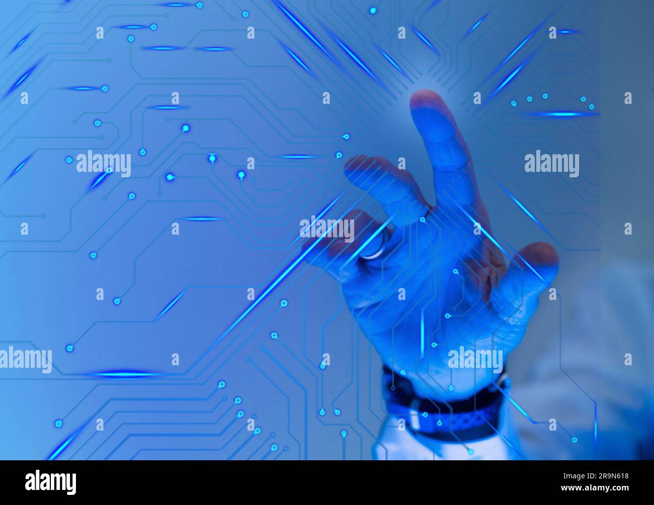 Un uomo che utilizza la tecnologia olografica, lo sfondo hd, lo schermo digitale Foto Stock