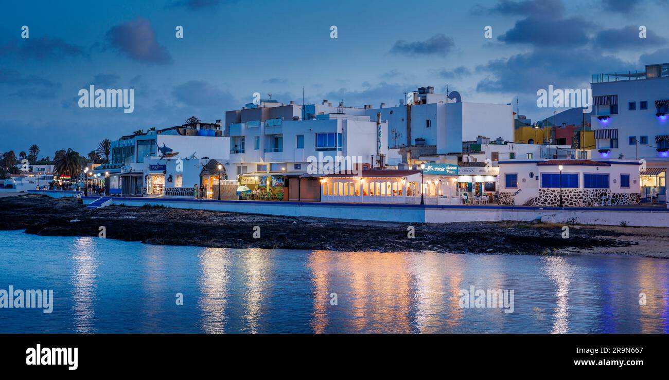 Ristoranti e bar sul lungomare al crepuscolo Town Beach Corralejo Fuerteventura Foto Stock