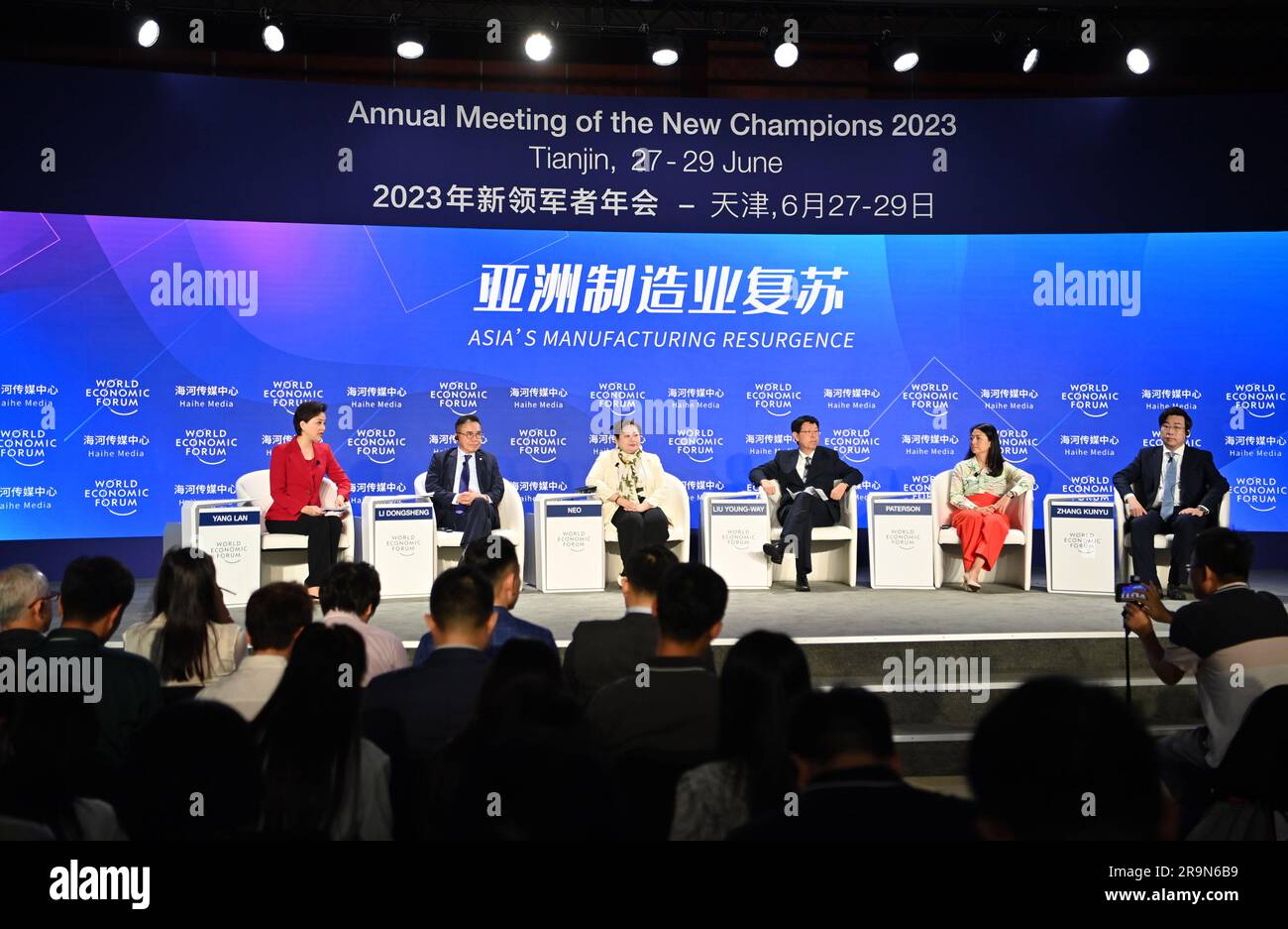 Tianjin. 28 giugno 2023. Questa foto scattata il 28 giugno 2023 mostra una sessione a tema "Asia's Manufacturing Resurgence" durante il 14° incontro annuale dei nuovi campioni, noto anche come Summer Davos, nel comune di Tianjin nella Cina settentrionale. Crediti: Li Ran/Xinhua/Alamy Live News Foto Stock