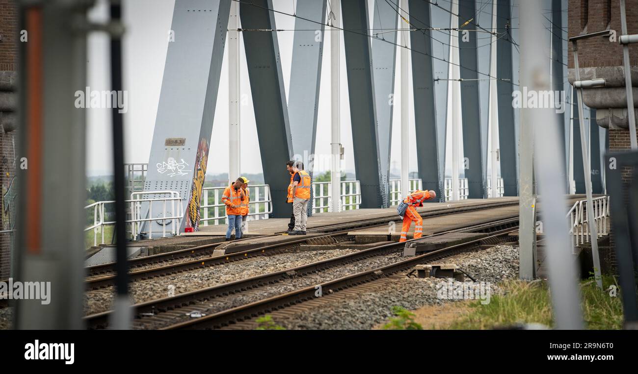 NIJMEGEN - Paesi Bassi, 28/06/2023, i dipendenti ispezionano il ponte ferroviario sul Waal. Per motivi di sicurezza, nessun treno passa sopra il ponte ferroviario, il che significa che non è possibile alcun traffico ferroviario tra Arnhem e Nijmegen. ANP JEROEN JUMELET netherlands Out - belgium Out Foto Stock