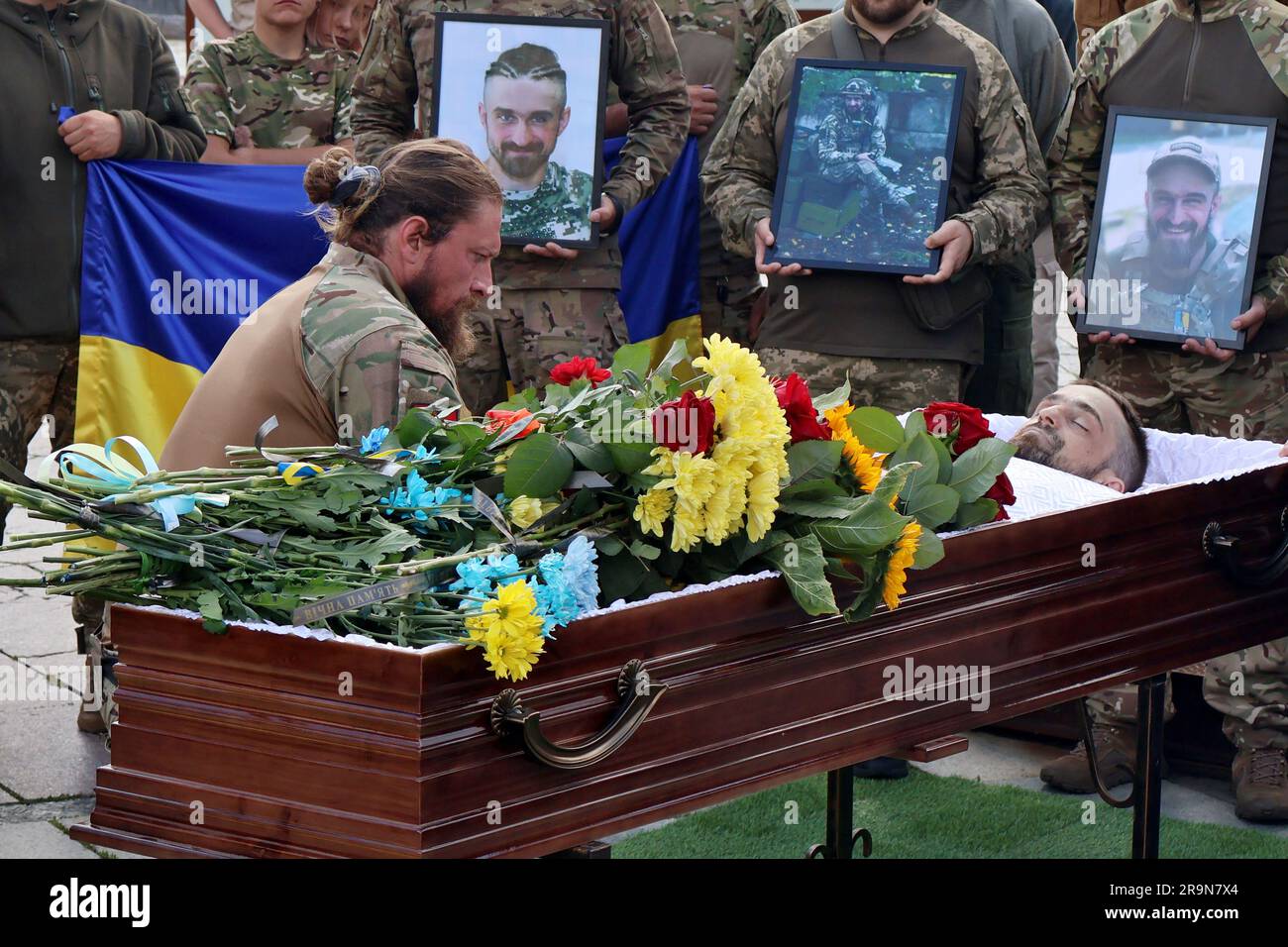NOTA DEL REDATTORE: L'immagine raffigura la morte)Un militare posa dei  fiori accanto alla bara con il corpo del militare Yury Samanyuk durante un  addio in Piazza indipendenza. Nella guerra russo-Ucraina, l'ex comandante
