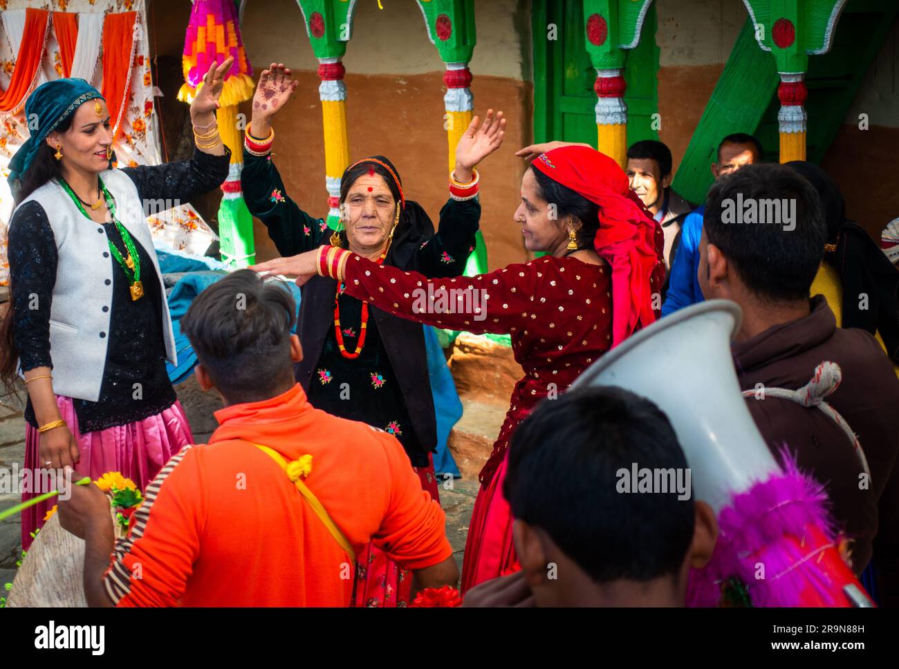31 gennaio 2023, Tehri Garhwal, Uttarakhand, India. Festival di danza e musica tradizionale durante una cerimonia nuziale sulle colline di Uttarakhand. Peop Foto Stock