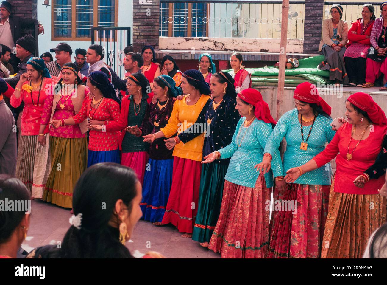 31 gennaio 2023, Tehri Garhwal, Uttarakhand, India. Festival di danza e musica tradizionale durante una cerimonia nuziale sulle colline di Uttarakhand. Peop Foto Stock