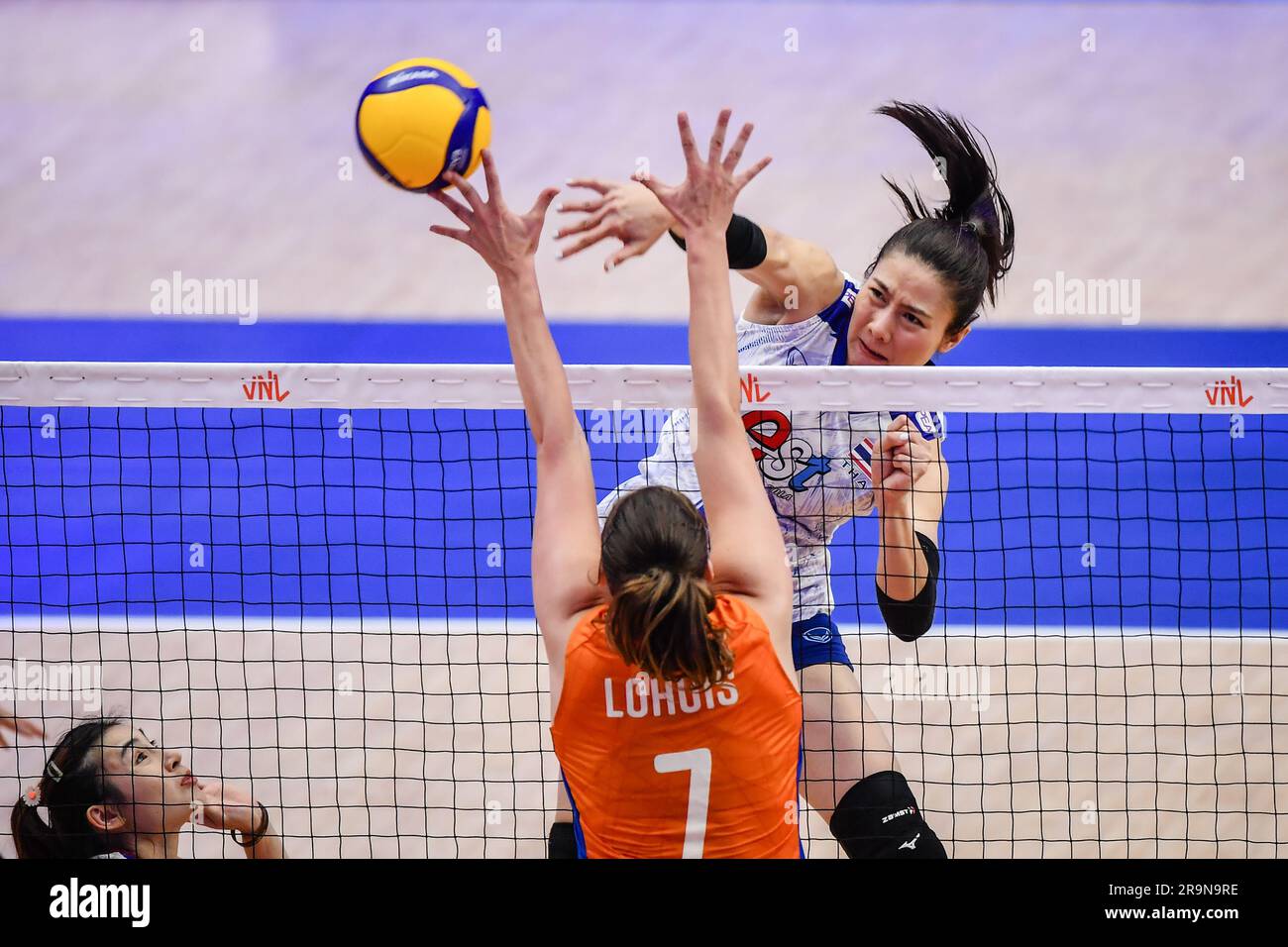 Bangkok, Thailandia. 27 giugno 2023. Thatdao Nuekjang (No.5) della Thailandia e Lohuis dei Paesi Bassi vista durante il FIVB Volleyball Women's National League pool 6 settimane 3 partita tra Thailandia Women e Paesi Bassi Women allo stadio Hua Mak Indoor. (Punteggio finale; Thailandia donne perdono Paesi Bassi donne 0-3 26-28, 18-25, 20-25) credito: SOPA Images Limited/Alamy Live News Foto Stock