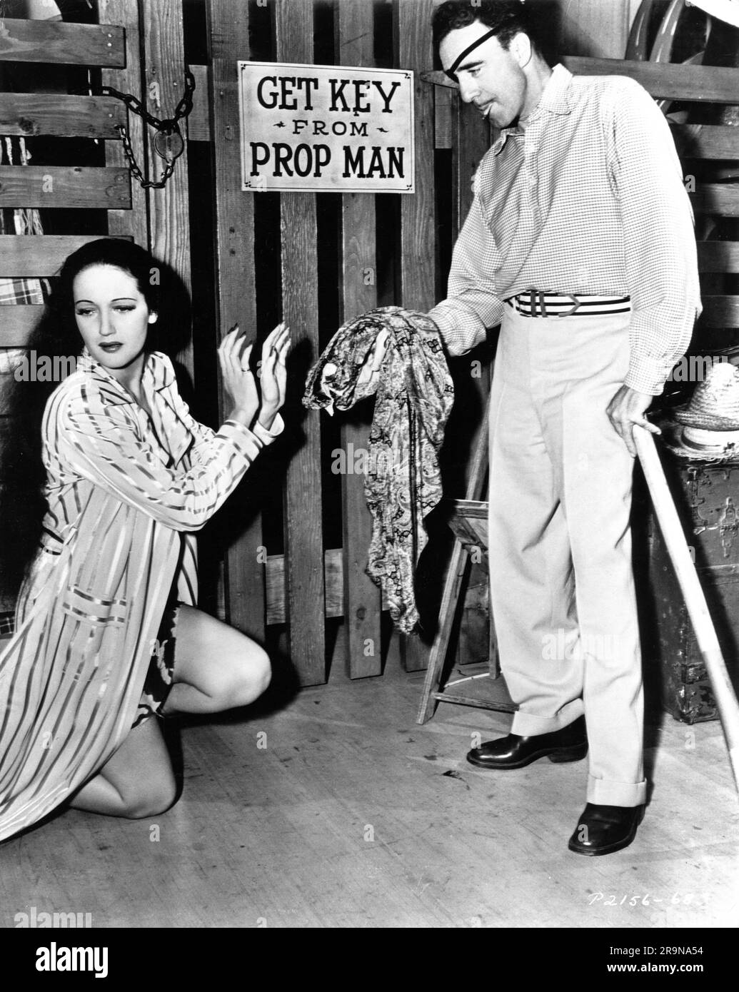 DOROTHY LAMOUR e il regista RAOUL WALSH sul set candid gag girato durante le riprese di ST. LOUIS BLUES 1939 regista RAOUL WALSH Paramount Pictures Foto Stock