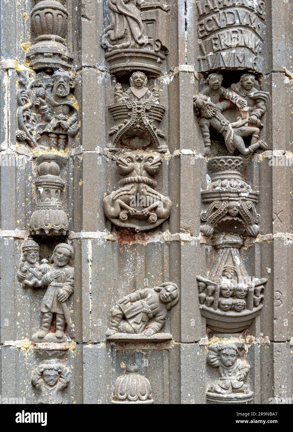 Dettagli tratti dall'abbraccio del portale della chiesa parrocchiale romano-cattolica di Saint-Miliau a Guimiliau in Bretagna, Francia Foto Stock