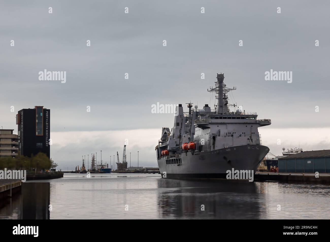 RFA Fort Victoria attraccato nel porto di Leith Foto Stock