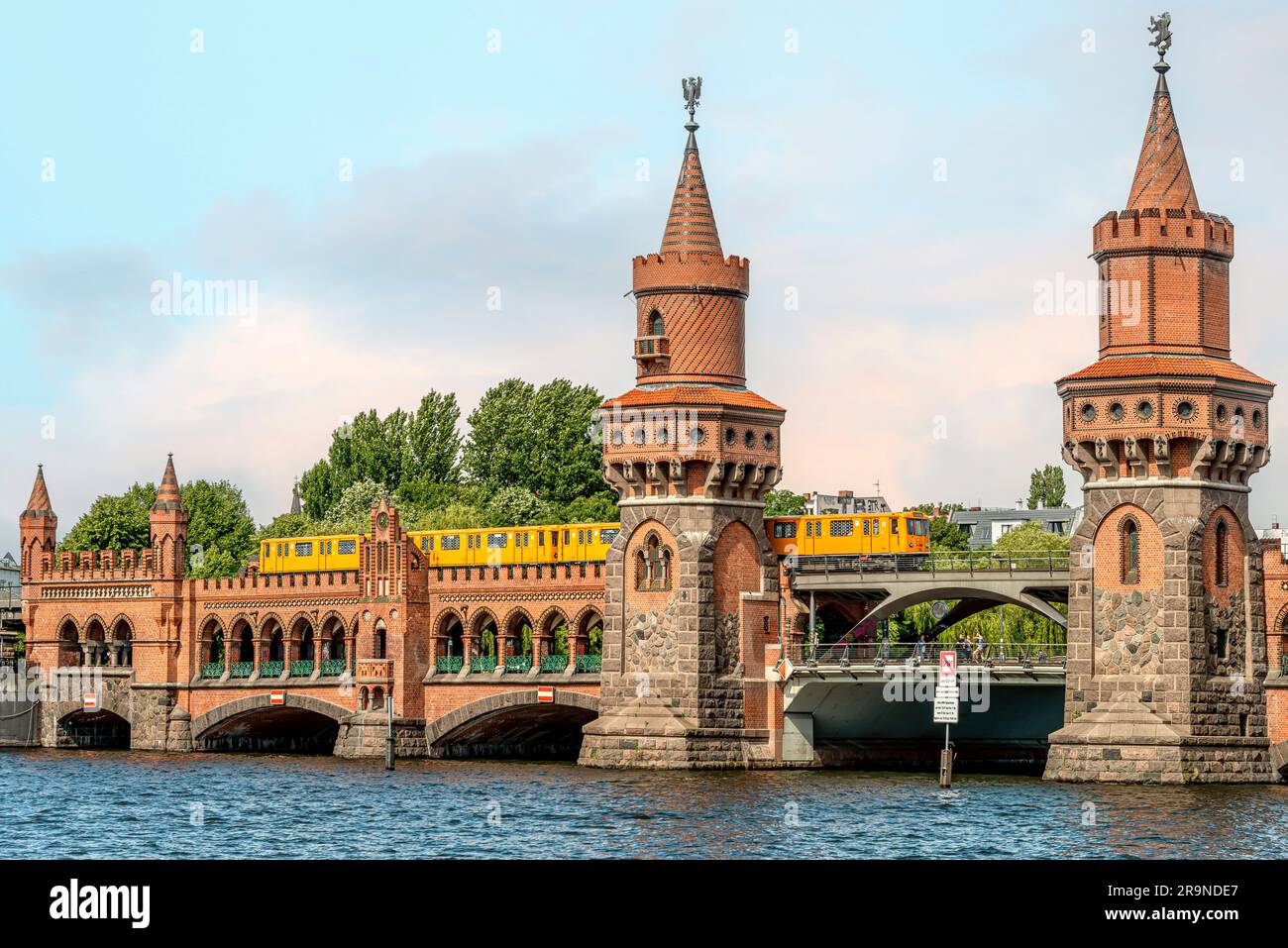 Oberbaumbruecke Berlino visto dalla riva del fiume Spreespeicher, Germania Foto Stock