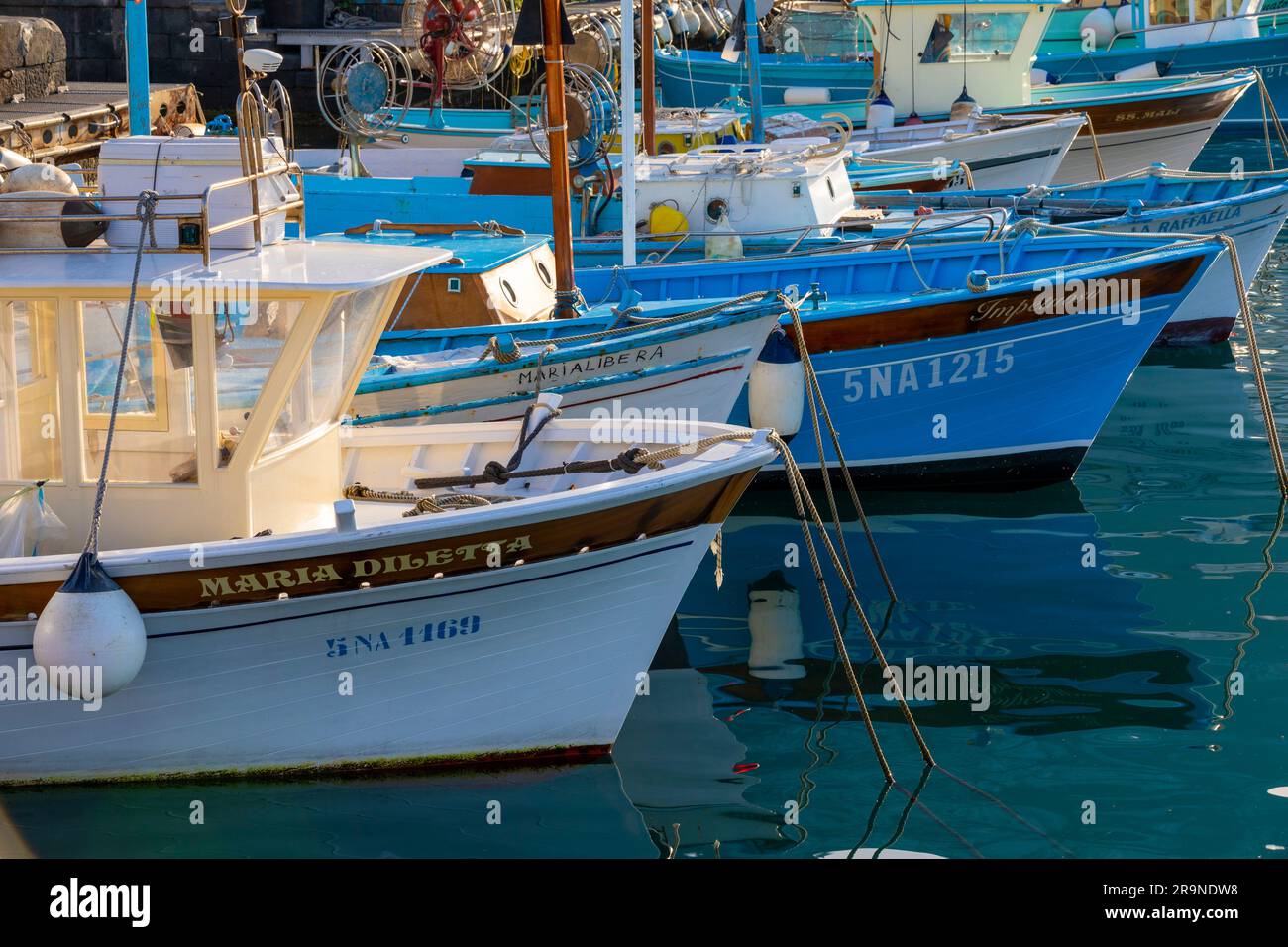 Barche da pesca al tramonto a Marina grande, Capri, Campania, Italia, Europa sud-occidentale Foto Stock