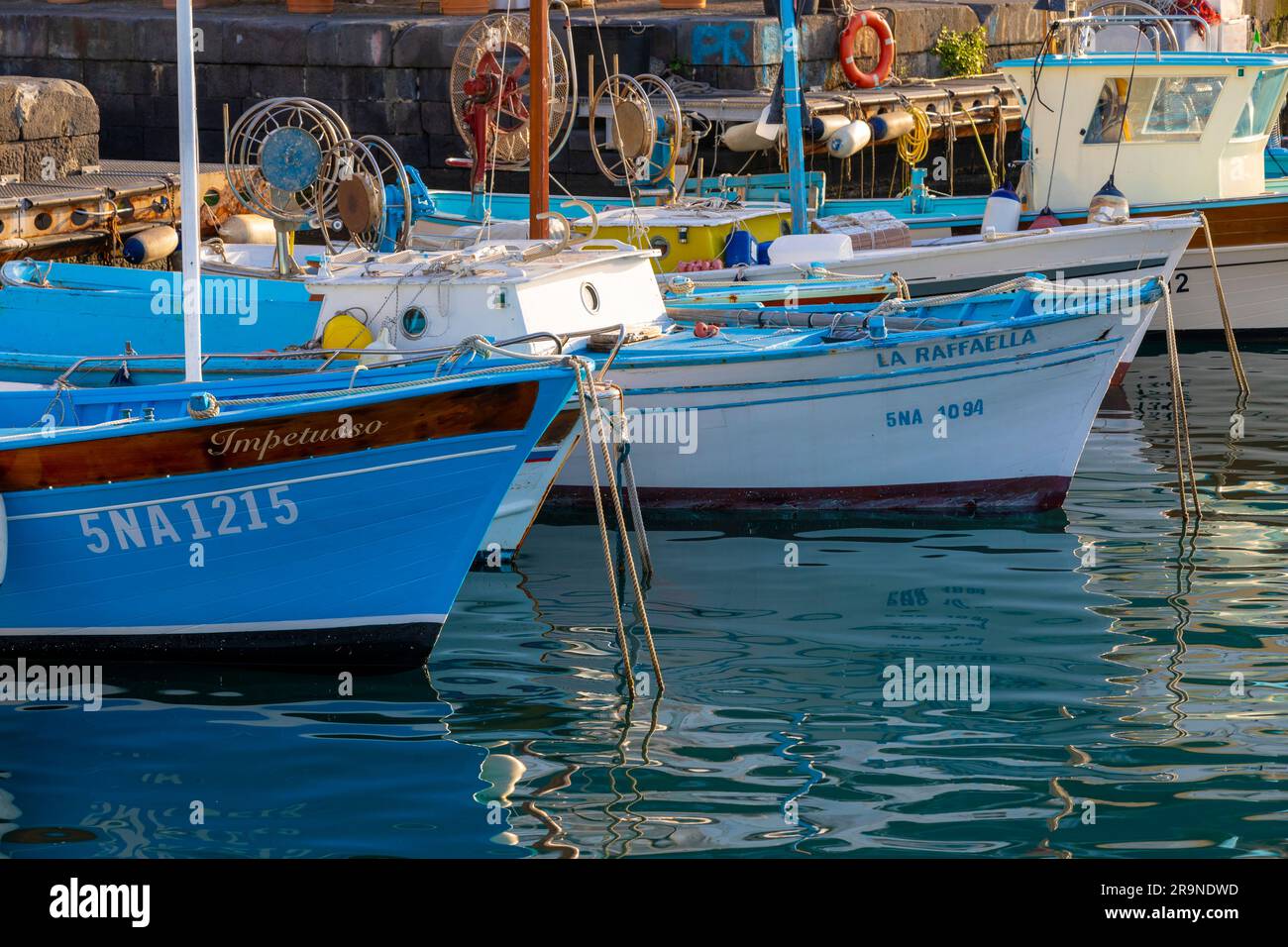 Barche da pesca al tramonto a Marina grande, Capri, Campania, Italia, Europa sud-occidentale Foto Stock