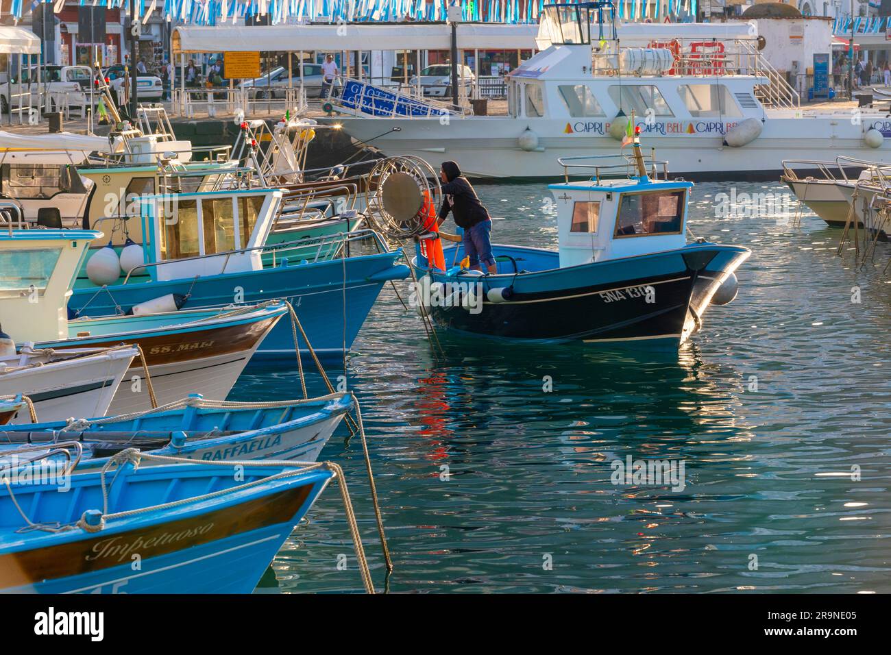 Barche da pesca al tramonto a Marina grande, Capri, Campania, Italia, Europa sud-occidentale Foto Stock