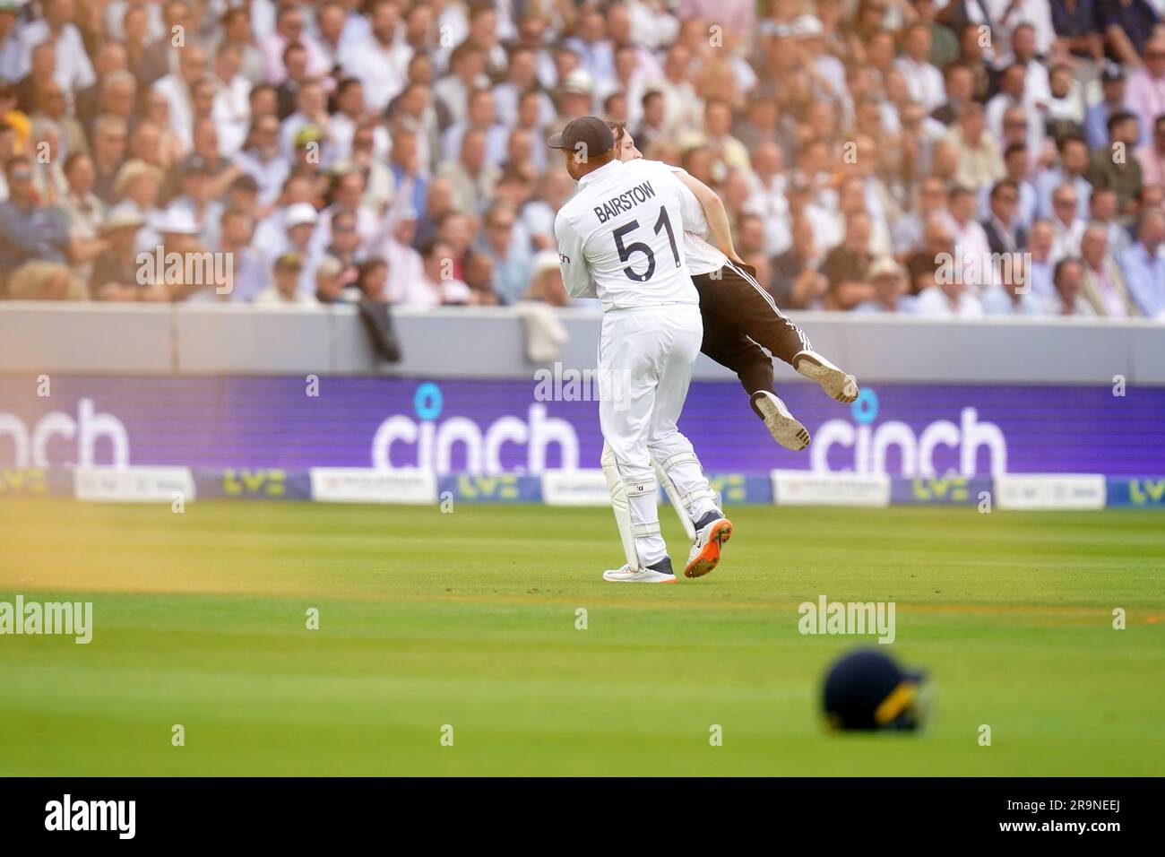 L'inglese Johnny Bairstow ha portato fuori dal campo un manifestante Just Stop Oil durante il primo giorno del secondo test match degli Ashes al Lord's di Londra. Data foto: Mercoledì 28 giugno 2023. Foto Stock