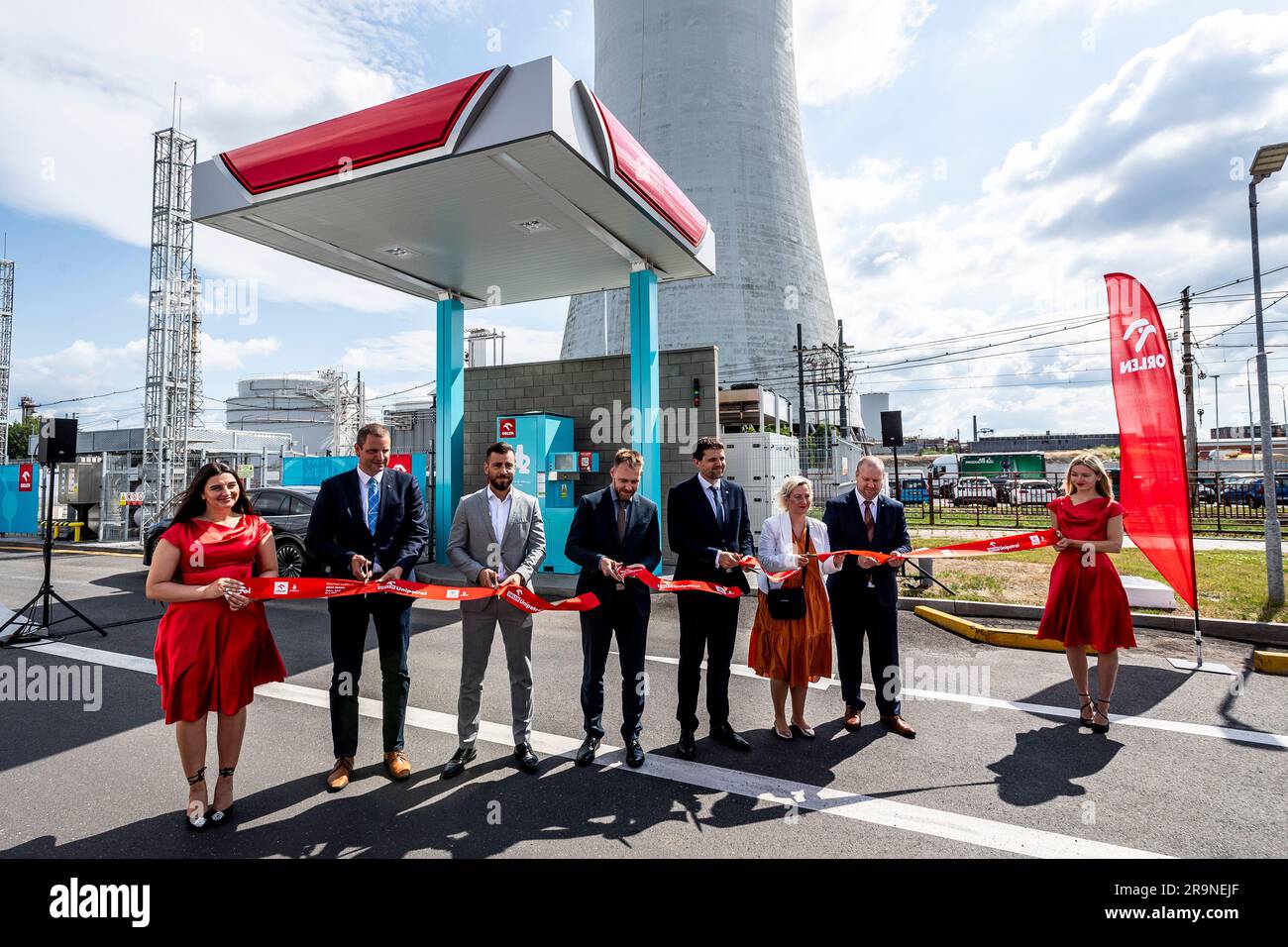 Litvinov, Repubblica Ceca. 28 giugno 2023. Cerimonia di apertura della prima stazione pubblica di rifornimento di idrogeno presso la stazione di servizio ORLEN Benzina a Zaluzi vicino a Litvinov, regione di Usti nad Labem, Repubblica Ceca, 28 giugno 2023. Da sinistra: Hostess, CEO di ORLEN UniCRE Jiri Hajek, Sindaco di Most Marek Hrvol, Vice Ministro dell'industria e del commercio Petr Tresnak, Ministro dell'ambiente Petr Hladik, Sindaco di Litvinov Kamila Blahova, Executive responsabile della produzione ORLEN Unipetrol Tomas Herink e hostess. Crediti: Ondrej Hajek/CTK Photo/Alamy Live News Foto Stock