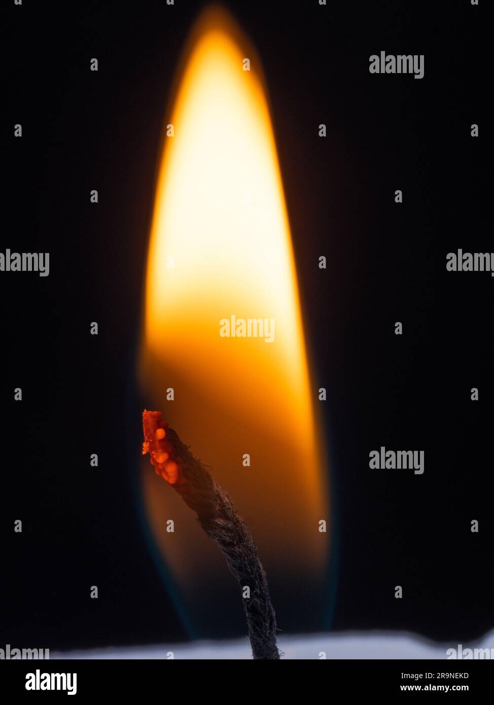 Macro primo piano di una candela in fiamme Foto Stock