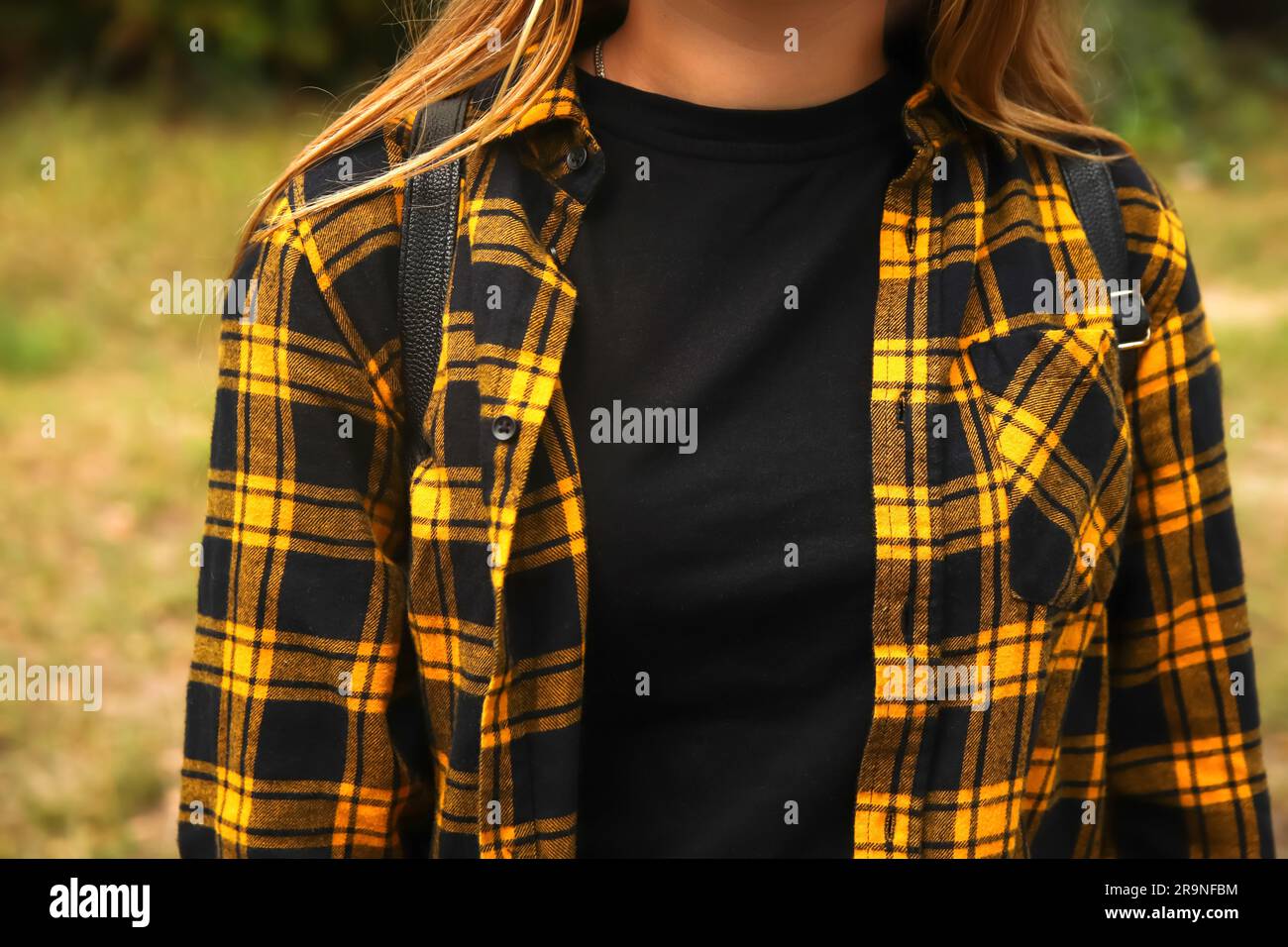 Stile donna hipster. Camicia a quadri millennial gialla e nera. Progettazione. Stile di vita alla moda. Abiti casual Foto Stock