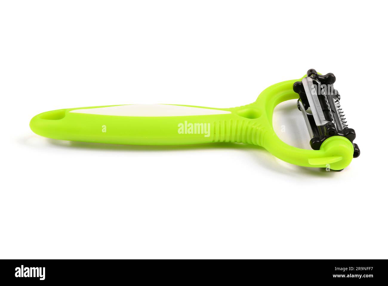 Coltello da paring verde universale su sfondo bianco. Nuova fetta duo di coltelli da paring. Vista laterale. Foto ad alta risoluzione. Profondità di campo completa. Foto Stock