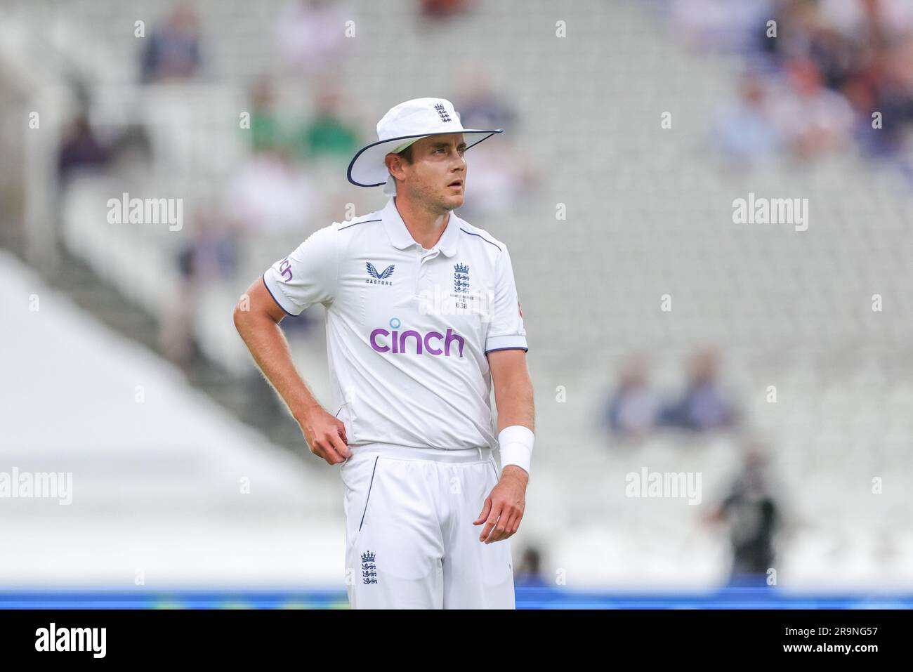 Stuart Broad of England durante la LV= Insurance Ashes test Series Second test Day 1 Inghilterra contro Australia presso Lords, Londra, Regno Unito, 28 giugno 2023 (foto di Mark Cosgrove/News Images) Foto Stock
