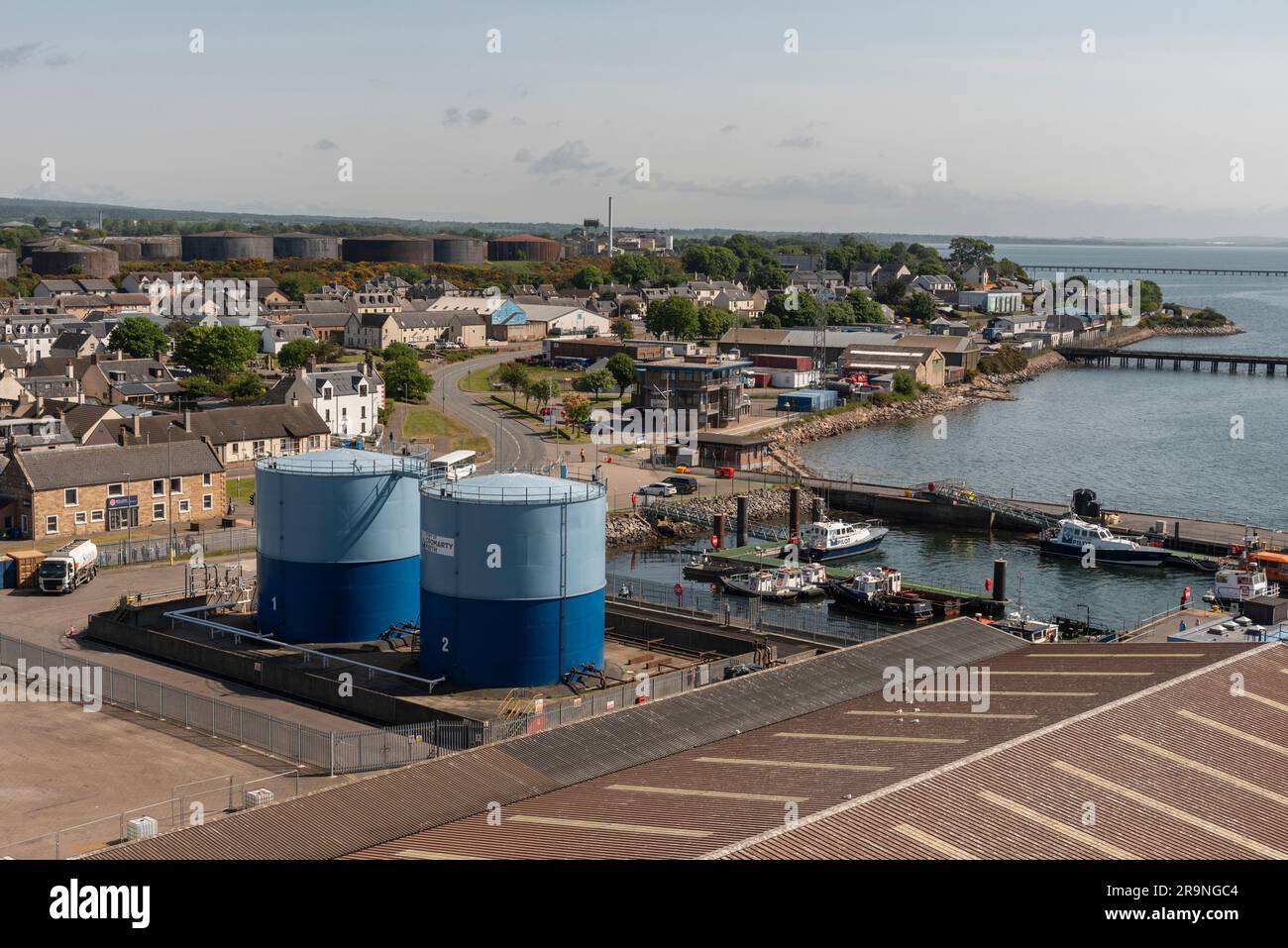 Invergordon, Scozia, Regno Unito. 3 giugno 2023. Una panoramica del porto di Cromarty Firth e della piccola cittadina di Invergordon, porta d'ingresso all'altopiano scozzese Foto Stock