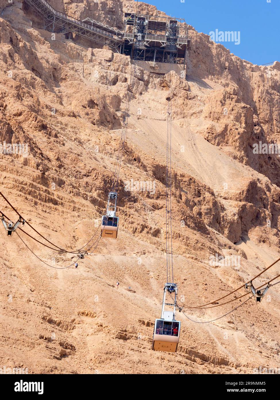 Situata nell'arido deserto della Giudea, la fortezza di Masada è un luogo di grande importanza simbolica sia per gli israeliani che per gli ebrei in tutto il mondo. L'assedio di M Foto Stock