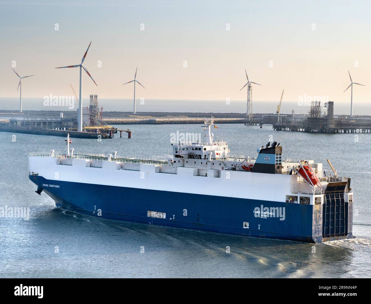 Il porto di Zeebrugge (che significa Bruges-on-Sea) è un grande container, carico alla rinfusa, veicoli nuovi e terminal dei traghetti passeggeri sul Mare del Nord. handl Foto Stock