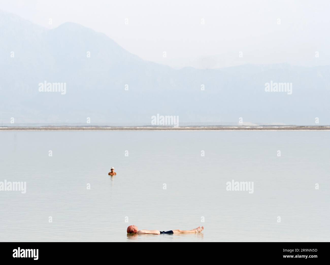 Racchiuso in una valle di rift tra la Giordania a est e Israele a ovest si trova un insolito lago salato; questo sembra essere il più basso di terra Foto Stock