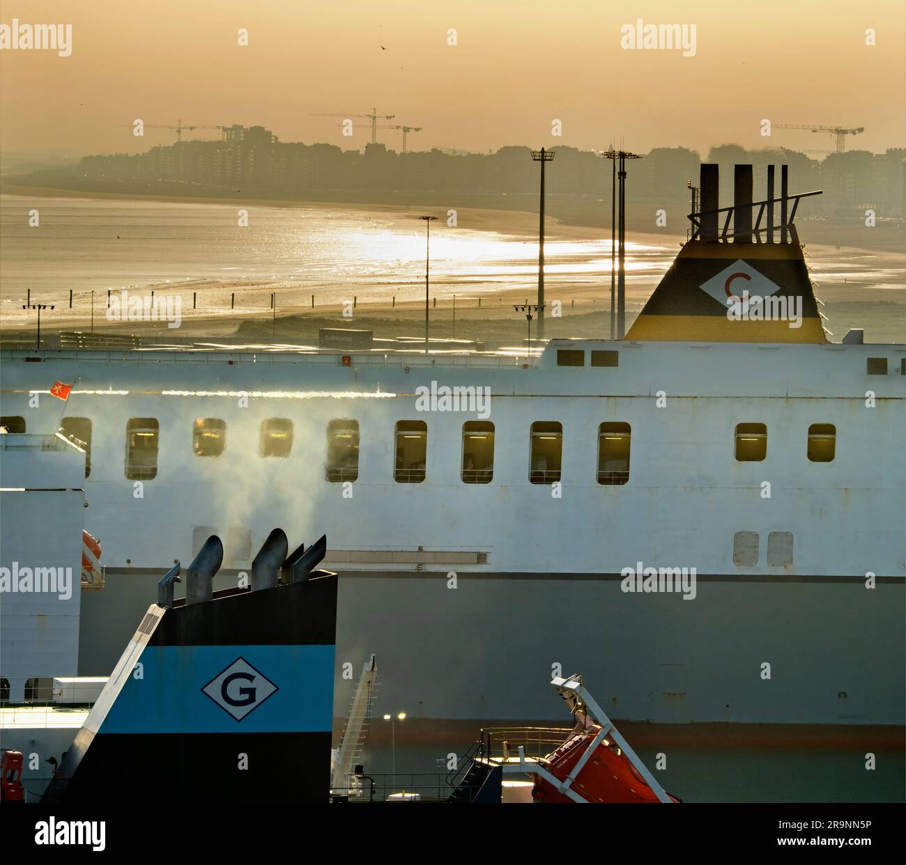 Il porto di Zeebrugge (che significa Bruges-on-Sea) è un grande container, carico alla rinfusa, veicoli nuovi e terminal dei traghetti passeggeri sul Mare del Nord. handl Foto Stock