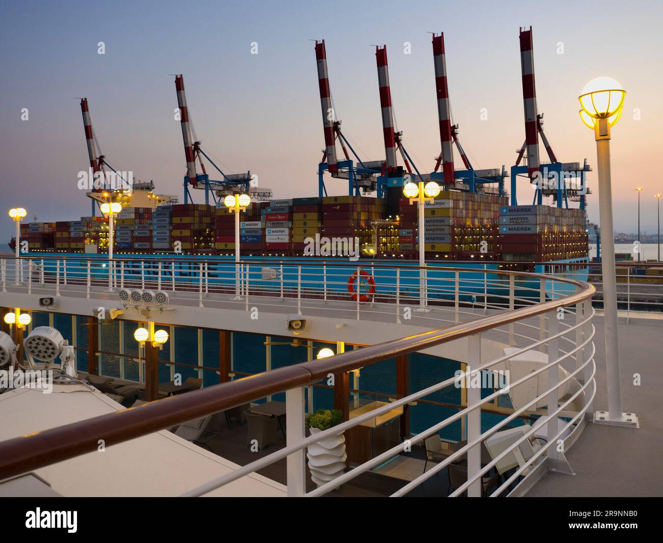 Il porto di Haifa è il più grande in Israele; ha un porto naturale di acque profonde che opera tutto l'anno e serve sia navi passeggeri che mercantili. E' vero Foto Stock