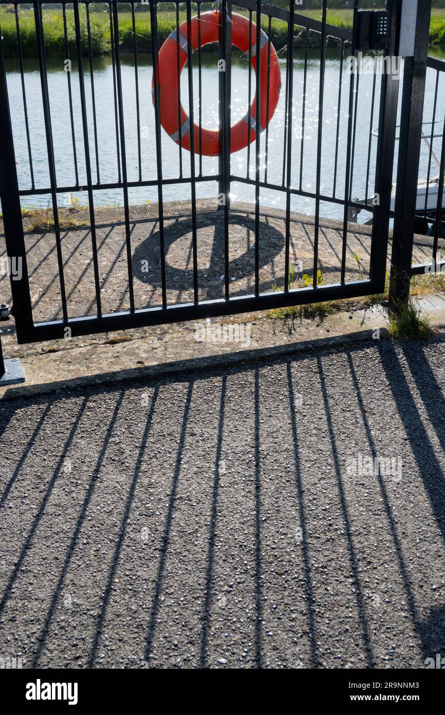 Saint Helen's Wharf è un luogo di bellezza famoso sul Tamigi, appena a monte del ponte medievale di Abingdon-on-Thames. Il pontile era per centurie Foto Stock