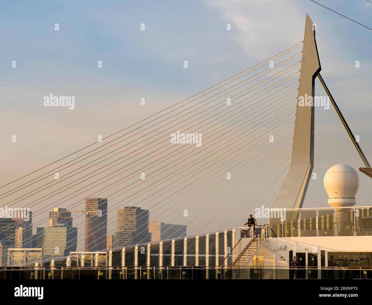Il nuovo e bellissimo ponte sospeso di Rotterdam si aggiunge notevolmente allo skyline della città, e prende il nome dal grande filosofo e umanista olandese rinascimentale Foto Stock