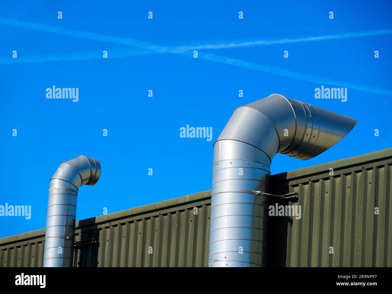 Tubi e percorsi di vapore visti in una zona industriale a Sandford, Oxfordshire. Cosa significa questa immagine? Non lo so bene, ma mi piace. Foto Stock