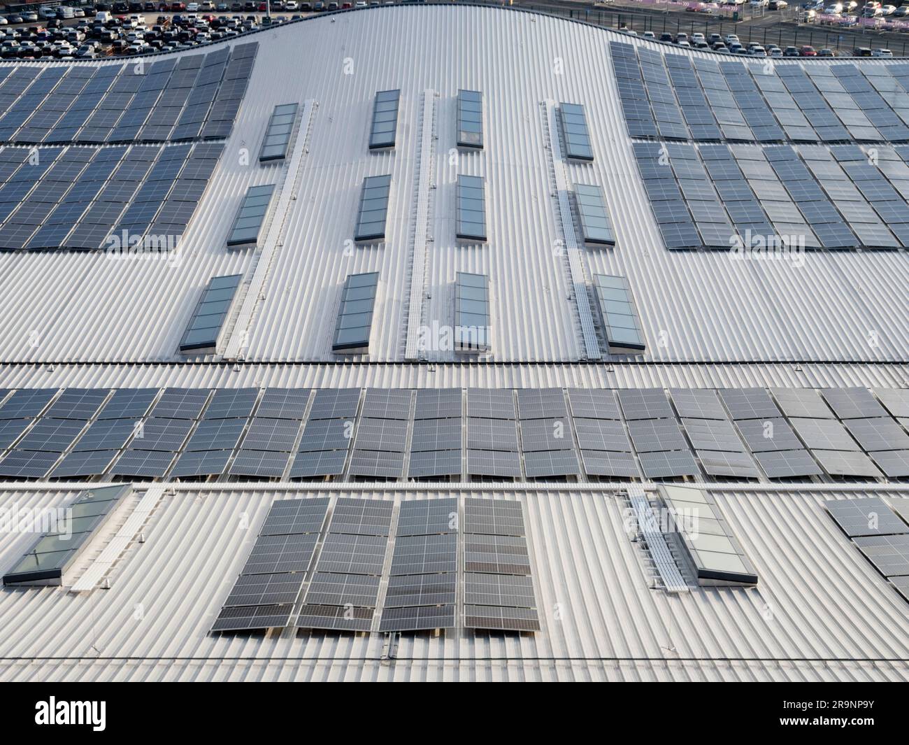 Guardando verso il basso da una nave da crociera ormeggiata sul tetto curvo del terminal crociere Horizon di Southampton, in Inghilterra, mostra un modello astratto di energia solare Foto Stock