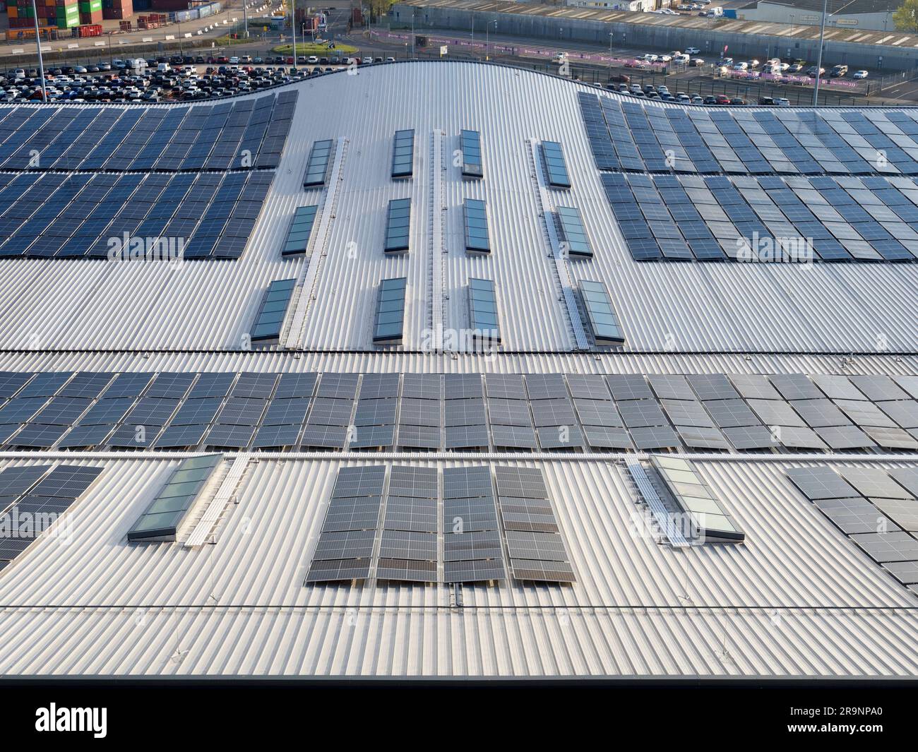 Guardando verso il basso da una nave da crociera ormeggiata sul tetto curvo del terminal crociere Horizon di Southampton, in Inghilterra, mostra un modello astratto di energia solare Foto Stock